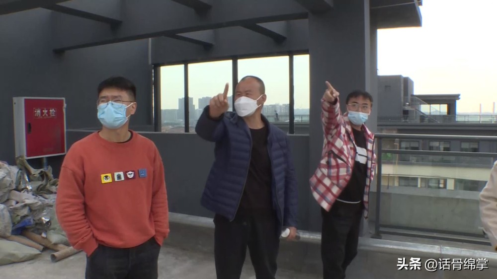 顶楼加盖楼下住户不同意,七楼楼顶加盖了一层