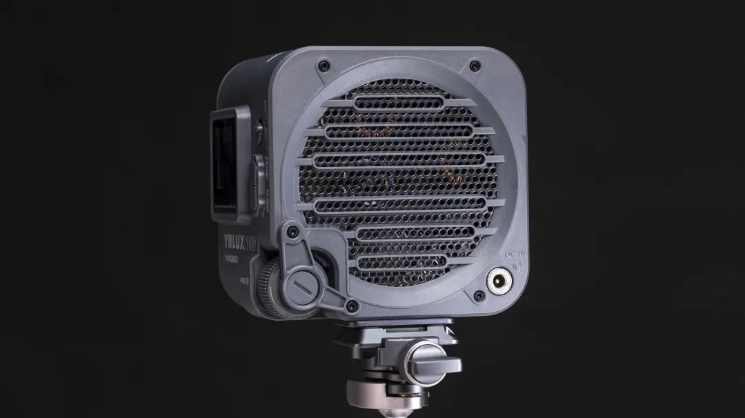 永诺ynlux100补光灯电池,永诺ynlux100pro使用教程