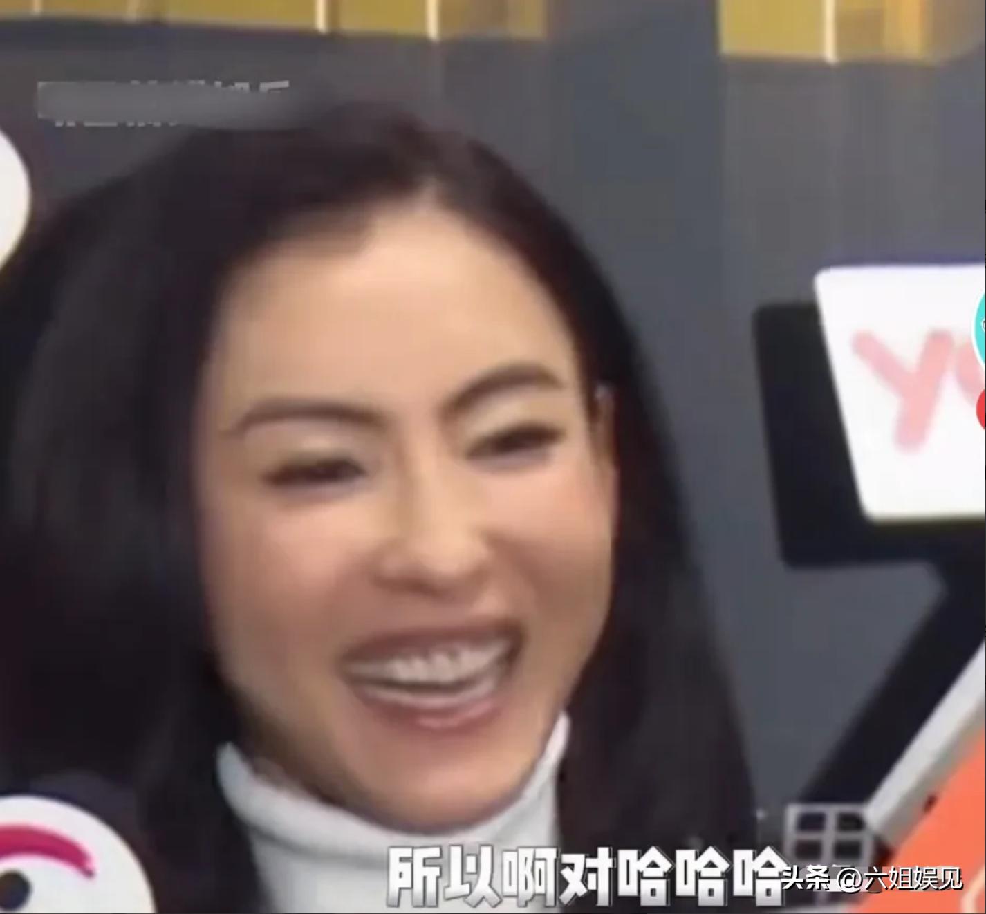 王菲谢霆锋机场牵手登上热搜采访,王菲谢霆锋高调牵手视频