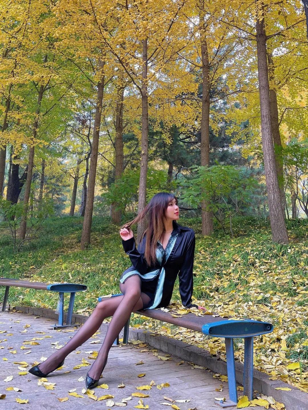 纯欲风！性感睡衣裙配黑丝高跟鞋去探索北京的秋天