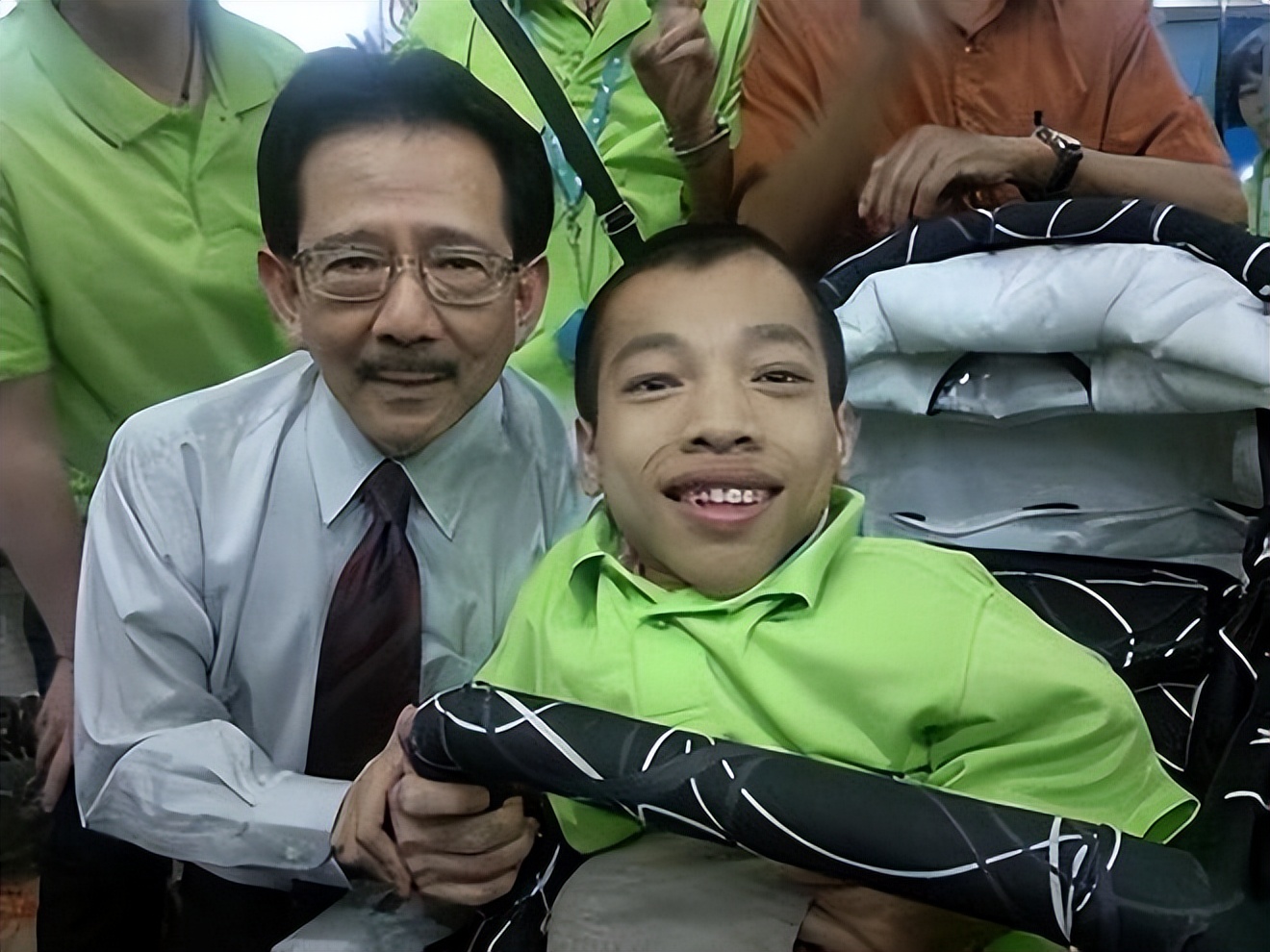 “袖珍总裁”身高90厘米，16岁创业资产高达3亿，娶美女秘书为妻