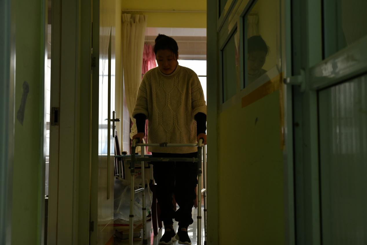 十岁女孩右脸长了一个疙瘩,右脸长了一个黑色的硬疙瘩