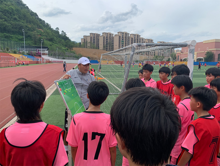 贵州青少年足球夏令营,黔西南州青少年足球队前往英国