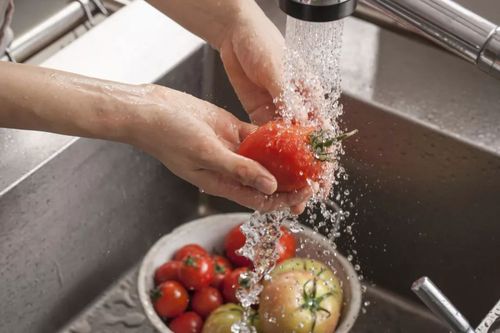 焯菜的开水倒进下水道有什么坏处,开水焯菜后必须过凉水吗