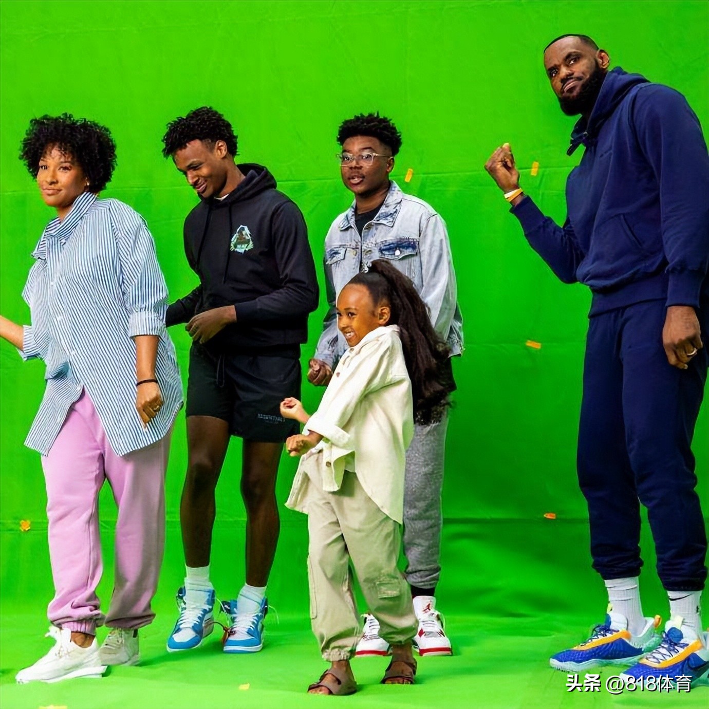 炫富!詹皇夫妇意大利度假举杯相庆,各戴5条梵克雅宝手链价值64万