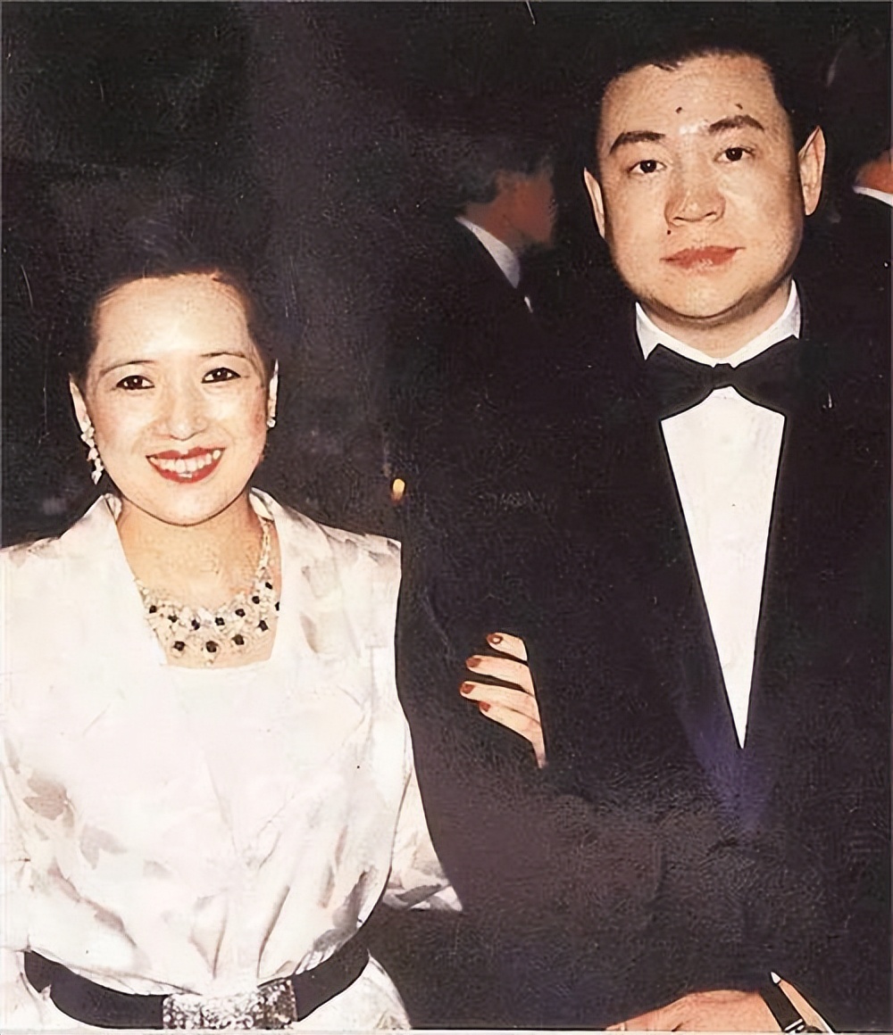 广东男人，逆袭成香港富豪，花10亿买飞机，如今妻子成接班人