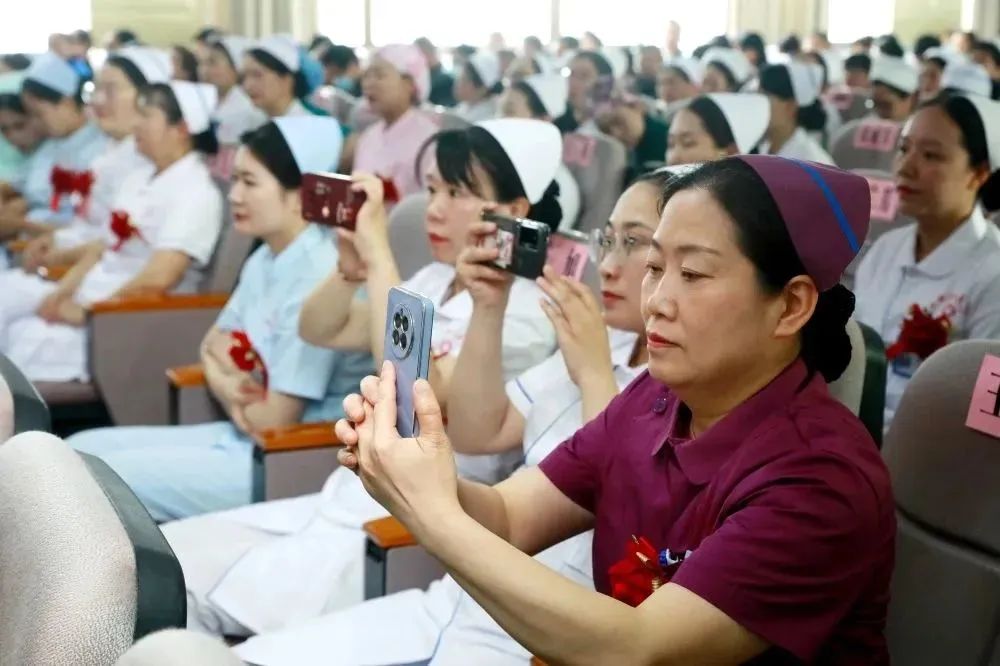 发展护士队伍改善护理服务演讲稿,发展护士队伍改善护理服务黑板报