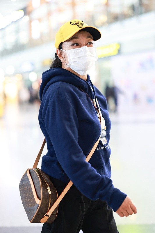 刘晓庆穿红色卫衣,刘晓庆同款卫衣