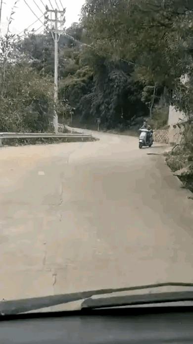 老师上课忘记关投影仪了,女老师上课期间忘记关投影仪