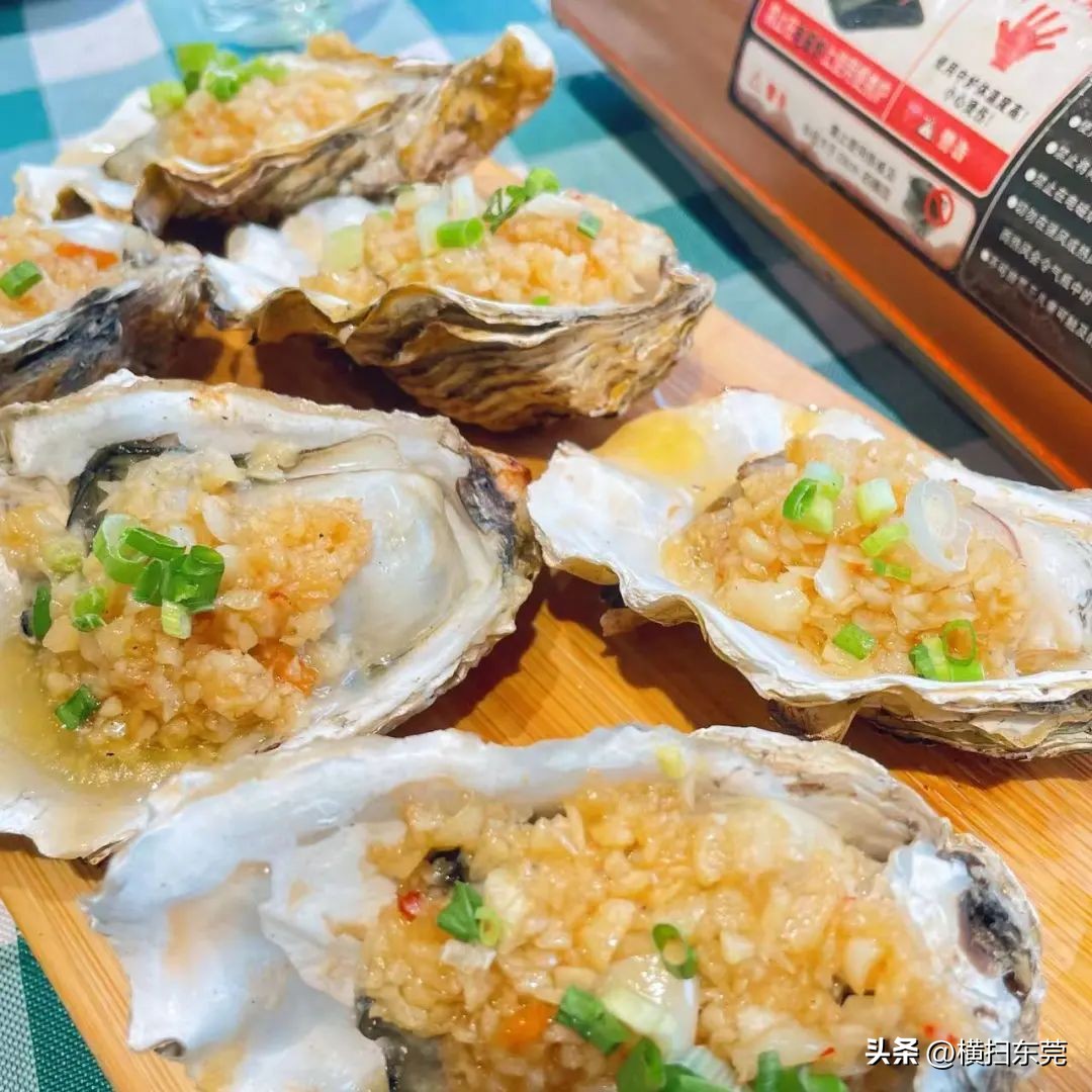 南城县夜宵排档一条街,附近大排档生蚝99元100只