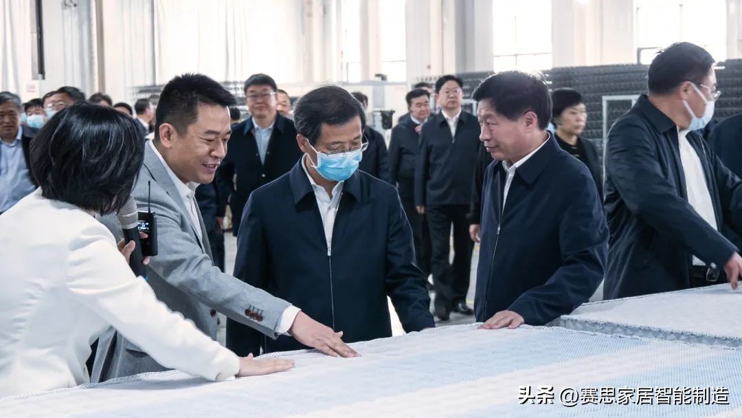 濮阳市委书记万正峰、市长朱良才一行到丽曼俪生产基地参观调研