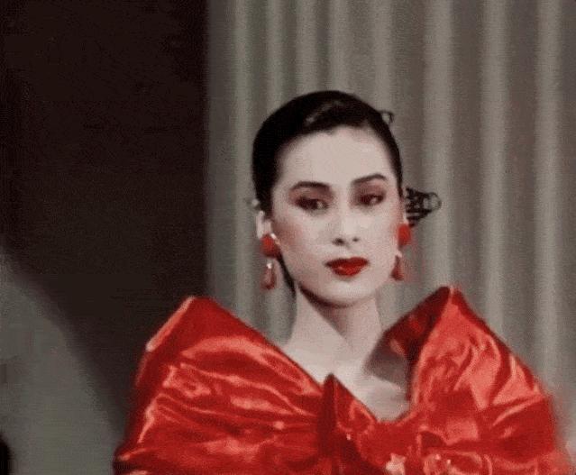 刘雯穿大翅膀走秀视频,刘雯贺聪维密