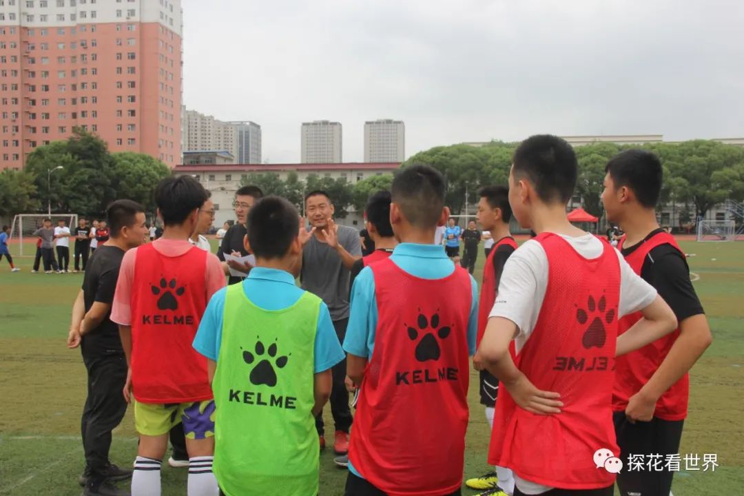 原平一中在原平市足球联赛中包揽高中组、初中组三个冠军