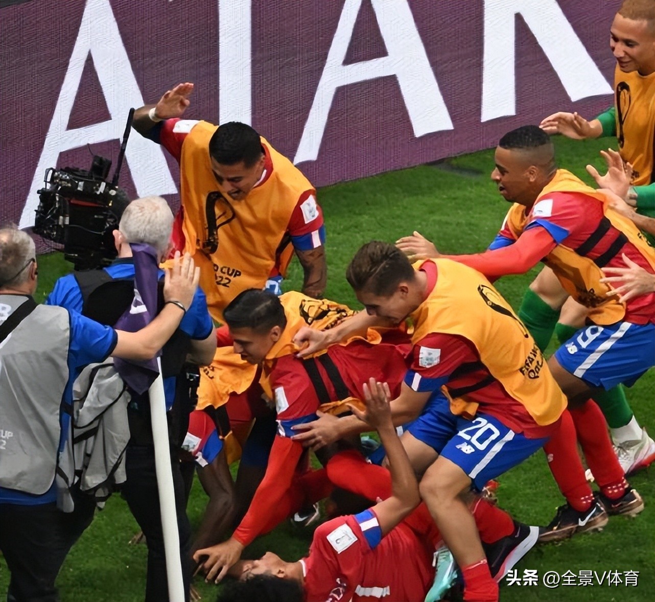 世界杯德国战车锁定胜利,德国2-4不敌荷兰集锦