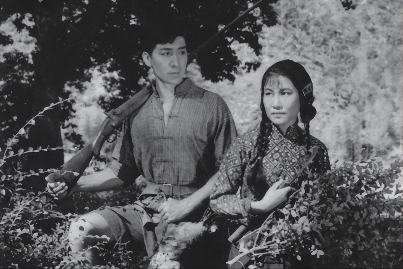 “十七年”电影中，田野、工厂与*会集**，是呈现幸福生活的主要地点