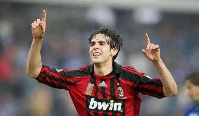 足坛进攻最强后卫,世界足坛现役最佳进攻型中场是谁