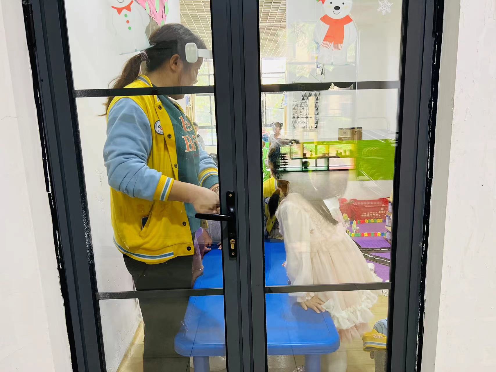 幼儿园反恐防暴应急演练活动简报,幼儿园反恐防暴安全演练过程