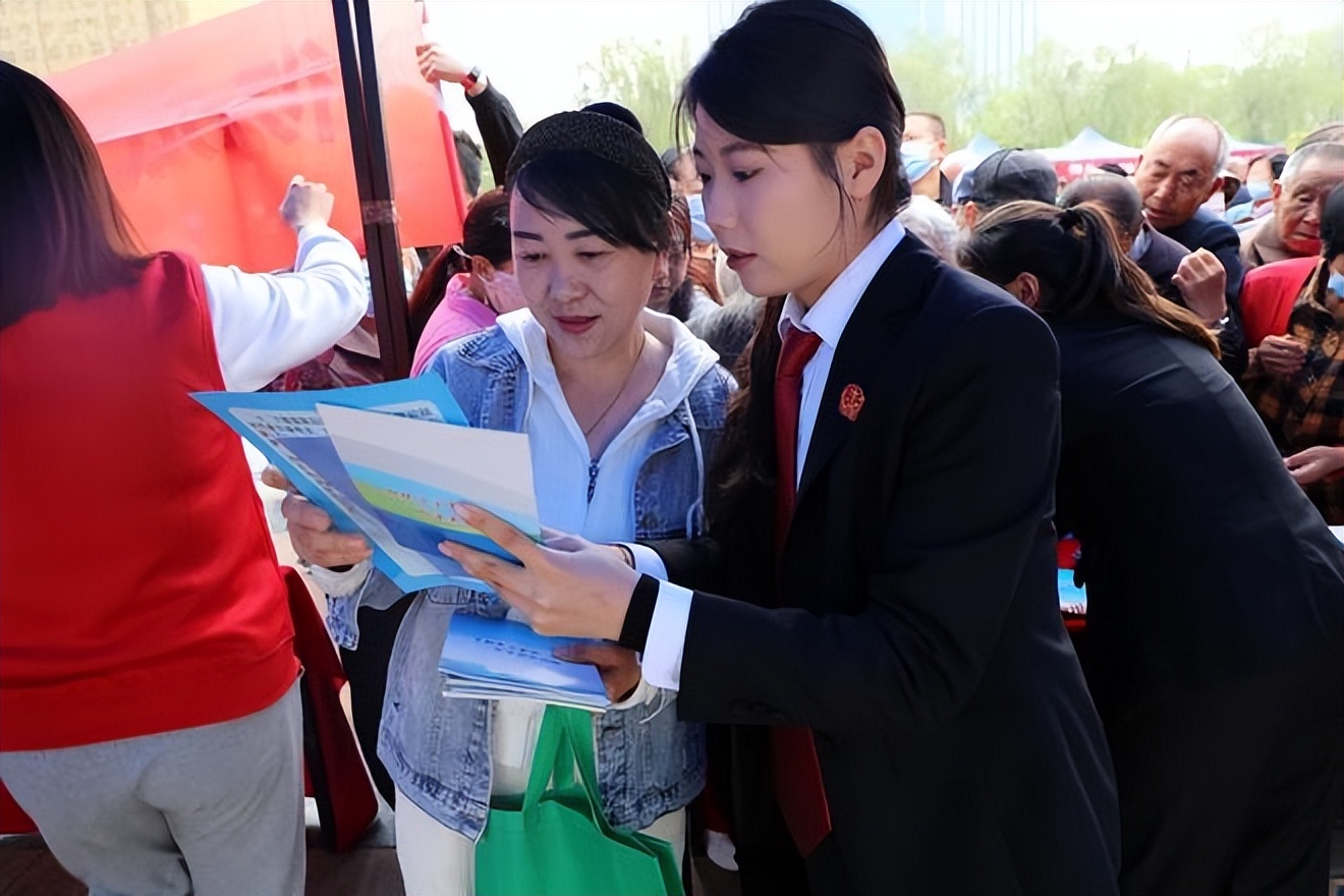 机场保洁大妈捡纸箱被判无期,保洁大妈捡破纸箱被判无期