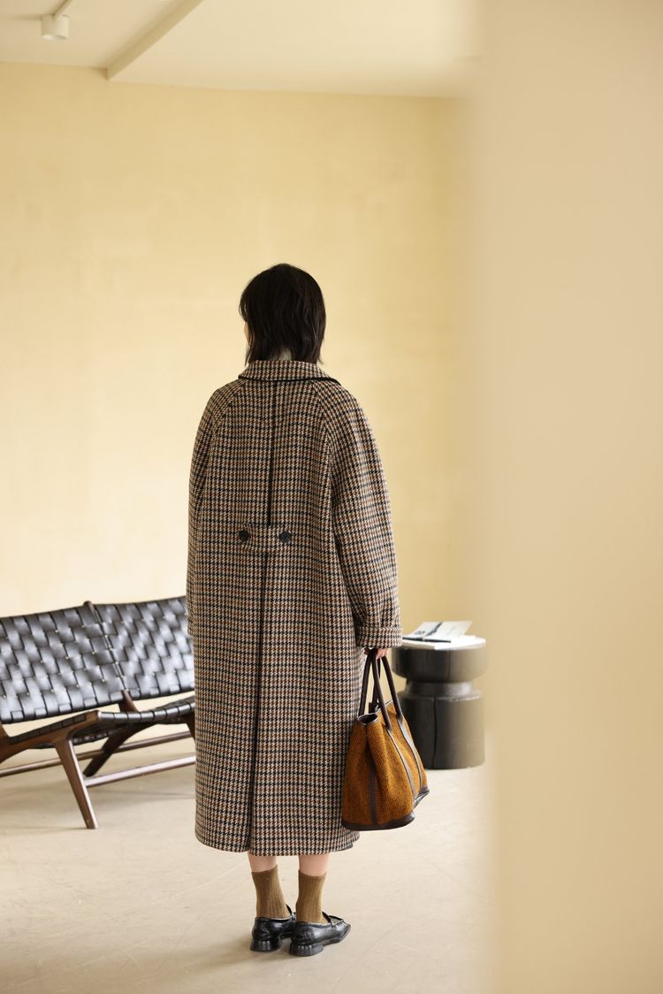 春季穿搭不用愁，千鸟格大衣高级穿搭，不会的照穿就好