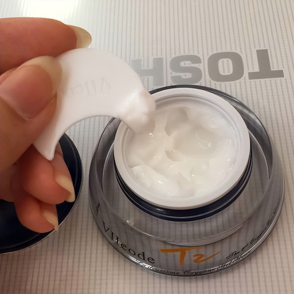 赫莲娜绿宝瓶和娇兰哪个更抗老,赫莲娜和海蓝之谜和娇兰哪个抗老