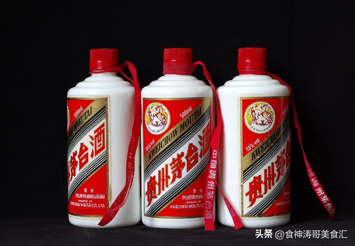 老人收藏几十年茅台酒,大爷珍藏几十年的茅台