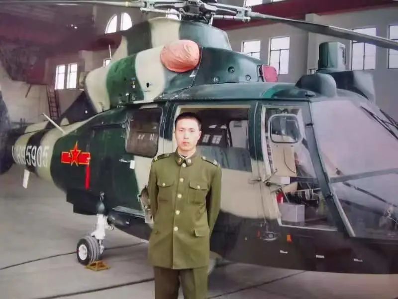 小学老师将体育课融入军事战术课,将学生军事训练融入养成教育