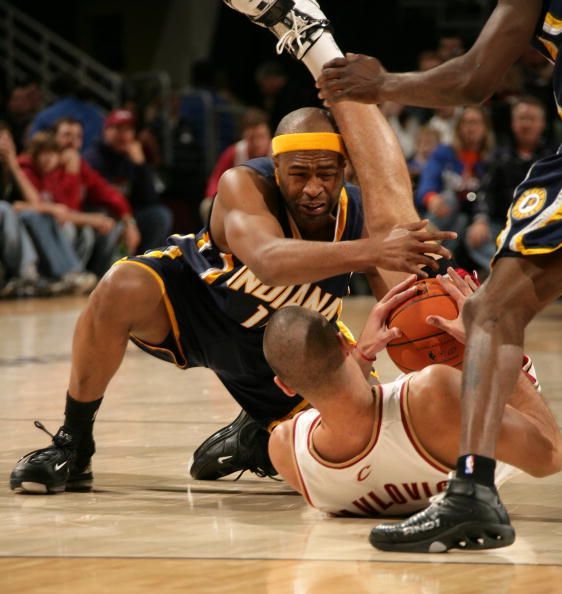 篮球走步争议球,篮球场争议球视频