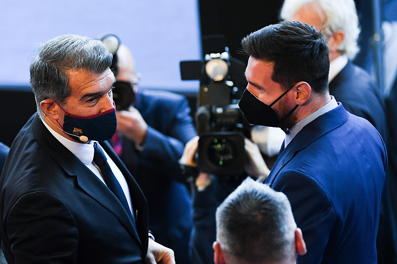 梅西回巴萨的话会哭吗,梅西回罗萨里奥看球