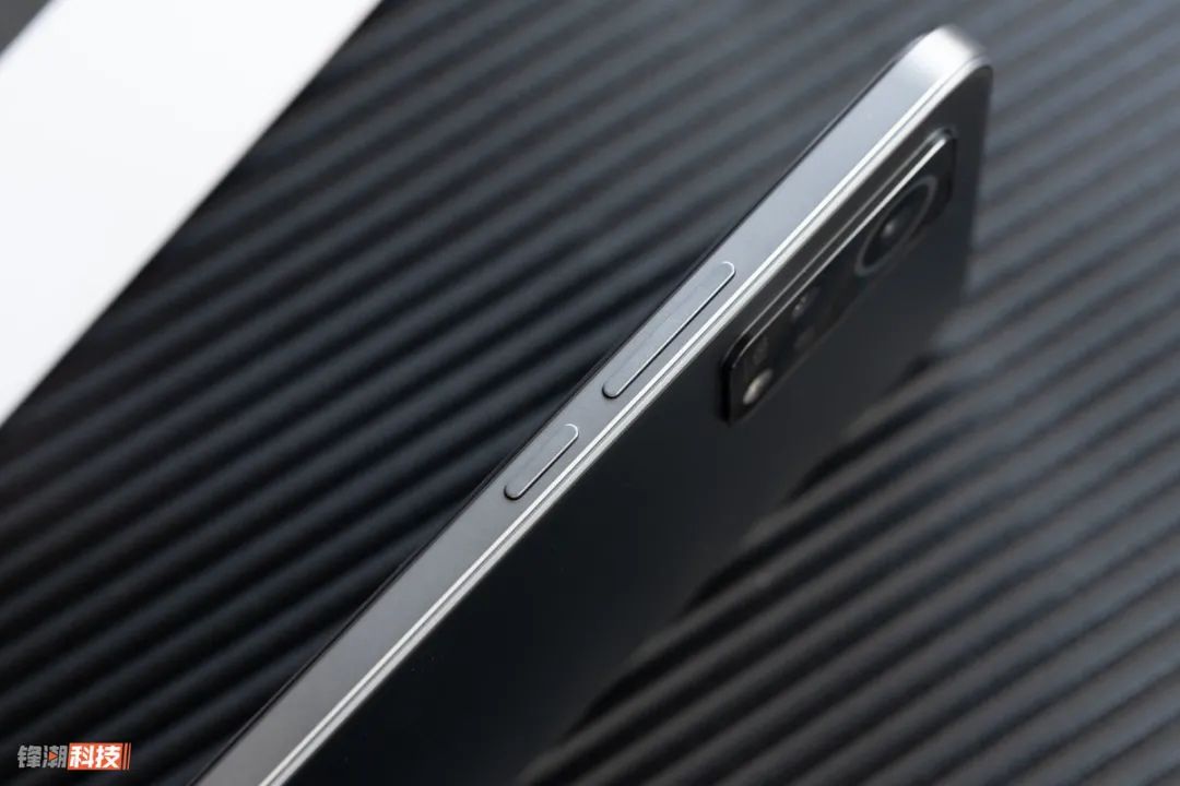 「方」与「圆」之间反复横跳的iPhone，把安卓手机给带偏了