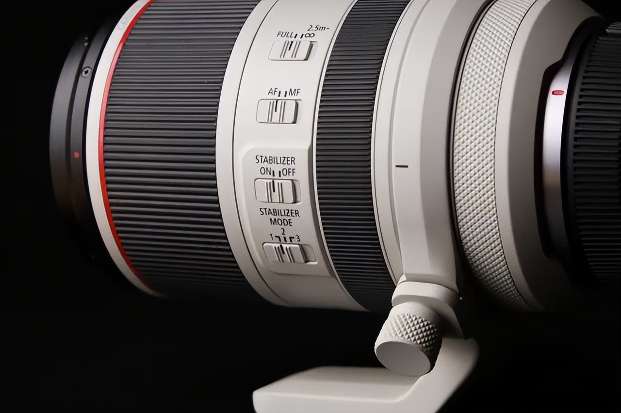 老外拿着长焦镜头拍视频,外国人喜欢用相机吗