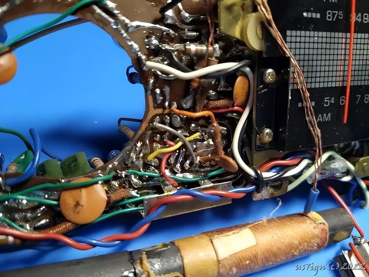 接收空*警袭**报频率|战火下乌克兰火腿对比了60年代和现代收音机