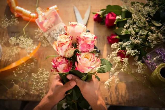 七夕情人节送玫瑰花的小常识,七夕情人节红玫瑰花束花语