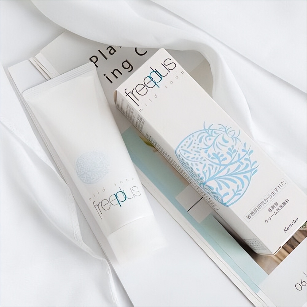 美白洗面奶深层清洁毛孔提亮肤色,去黑头去角质除螨补水洗面奶