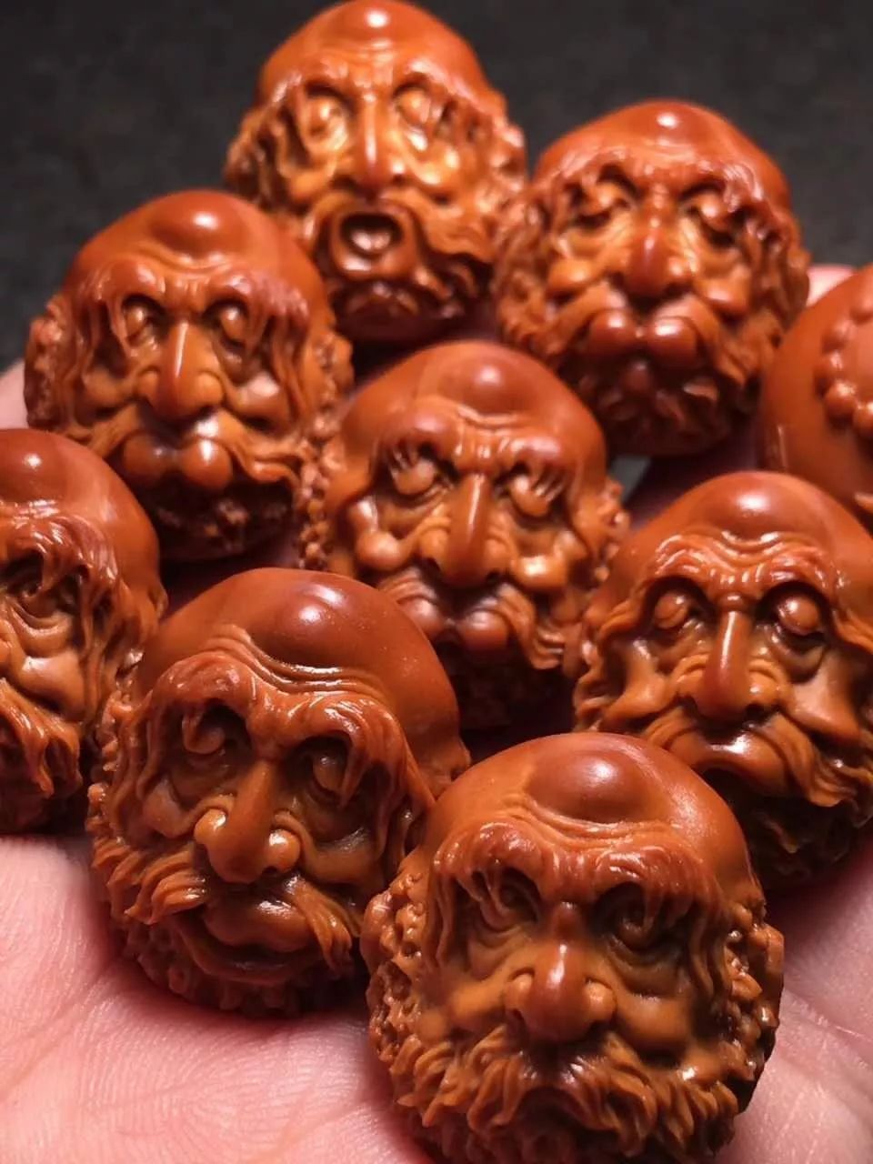 橄榄核雕方寸之间,舟山核雕方寸之间