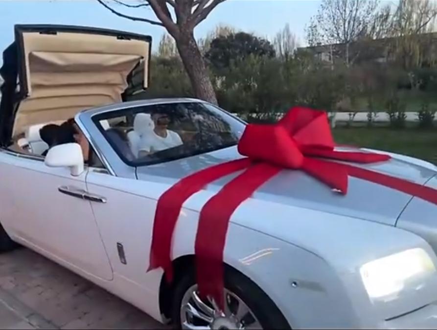 乔治娜圣诞礼物送c罗劳斯莱斯,c罗送乔治娜劳斯莱斯