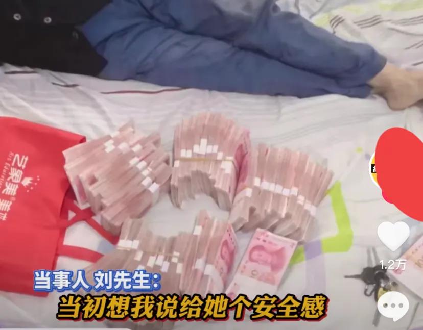 40岁男子爱上50岁女主播,22岁男子恋上女主播5个月