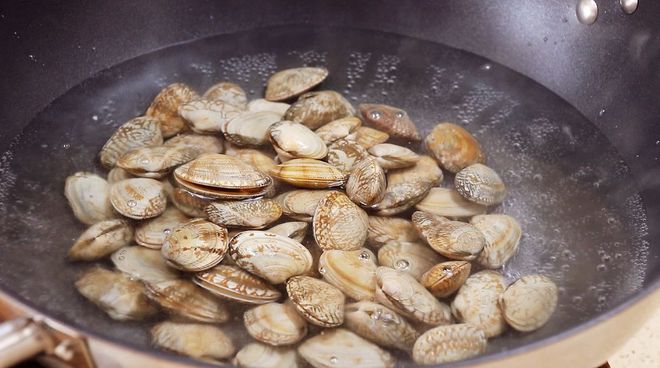 洗蛤蜊的方法,为什么用盐水泡蛤蜊不开口吐沙