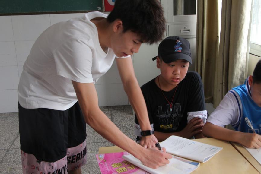 湖北学子三下乡感悟跨越千山万水,武汉学子三下乡传递爱心传播文明