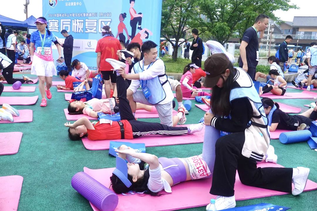 万人一起骑马的视频,万人齐跑马拉松