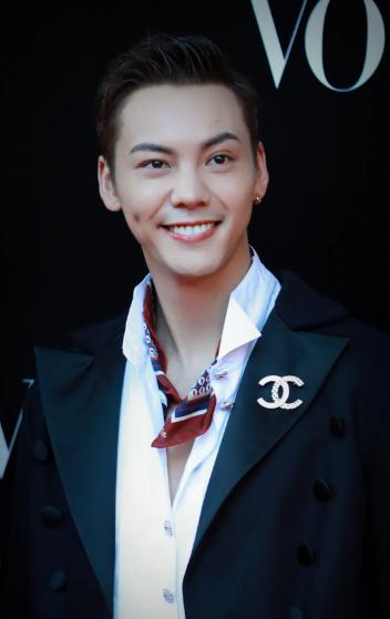 趋炎附势与指鹿为马,何穗陈伟霆被拍视频