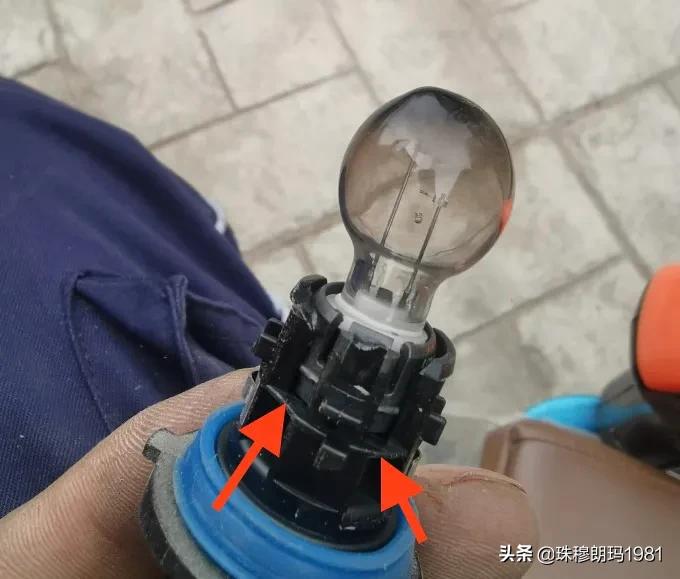 自己动手更换雪铁龙c5转向灯,天逸c5自己更换led灯