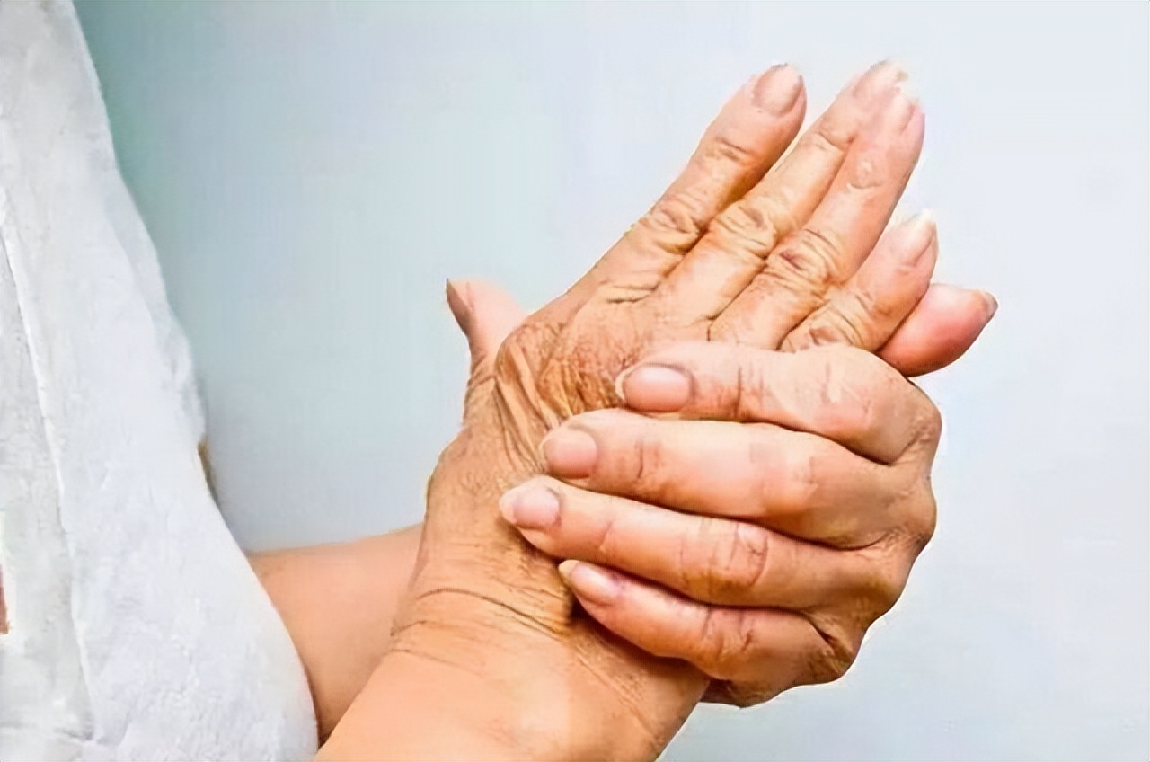 经常手麻的人要注意了,经常出现手麻这三个地方要注意啦