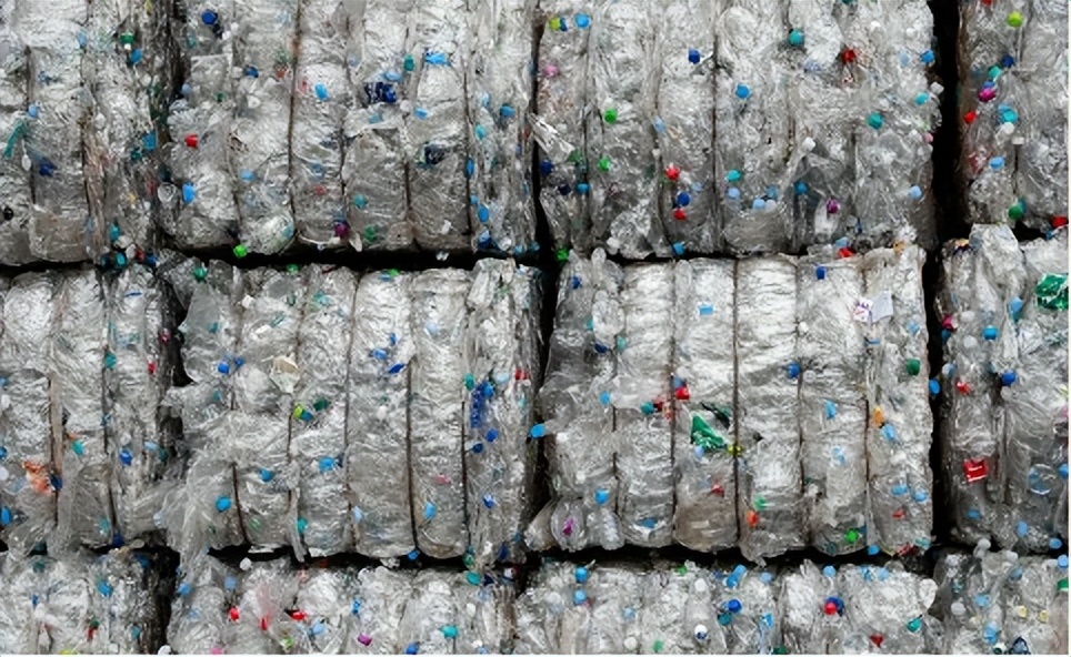 矿泉水瓶加工成衣服,矿泉水瓶制作衣服过程