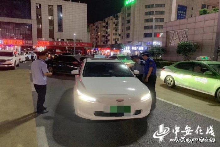 合肥火车站地区严打黑头车、喊拉客行为