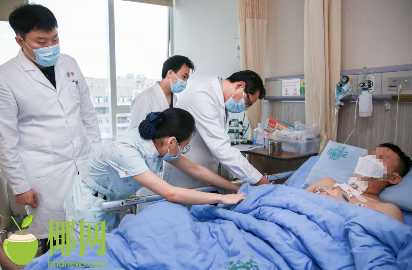 飞来横祸高楼一铁板坠落砸中路人,飞来横祸男子骑摩托车惨遭割喉