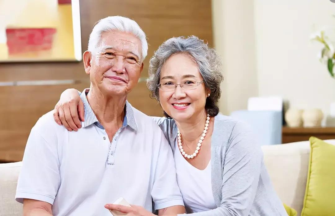 朋友圈里一组图片诠释了“老来伴”：年少夫妻情深，年老相伴绵长