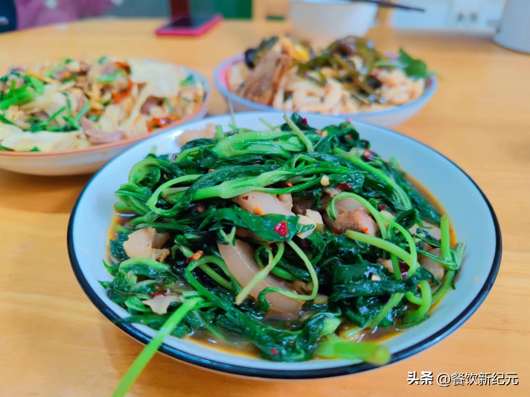 这菜是野菜中的“榴莲”，可惜很多人当草，随手一煮，营养又美味