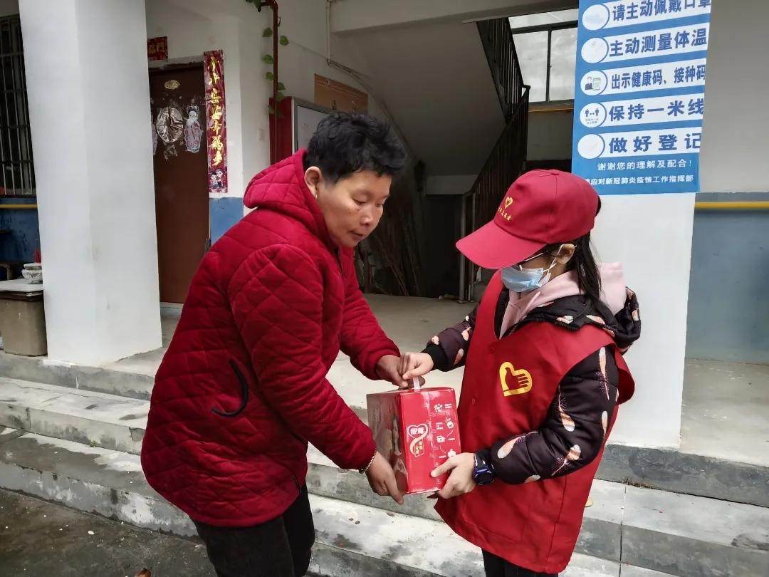 志愿者给敬老院老人理发,社区志愿者免费为高龄老人理发