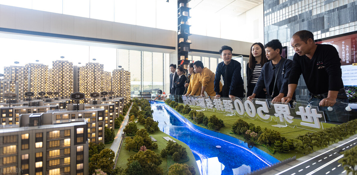 买房的房贷每个月利息比本金都高,房贷利息是房子的多少