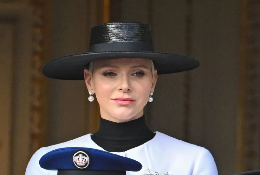 花141亿离婚后,52岁的她回春了